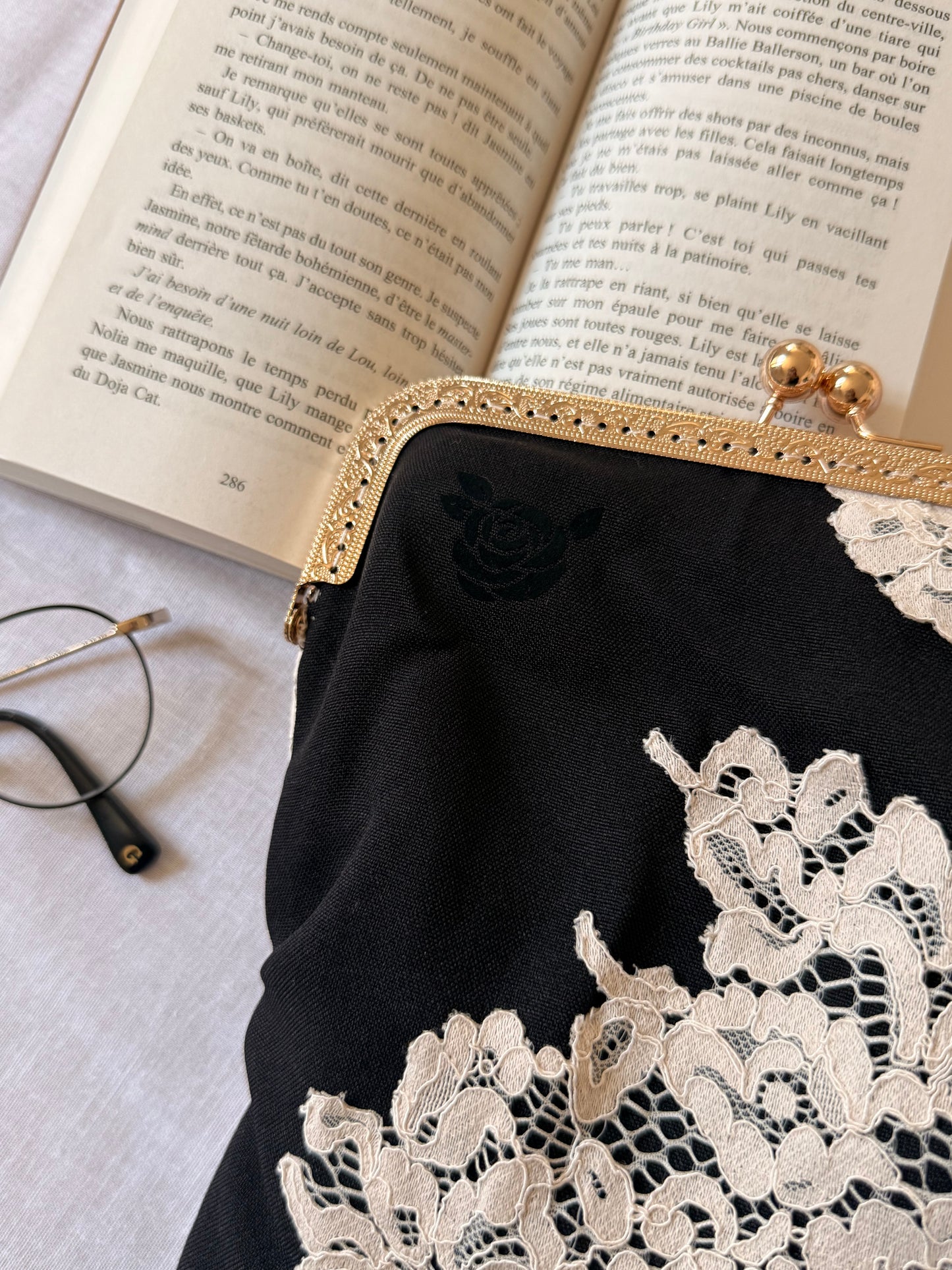Pochette à livre - La Dame rebelle