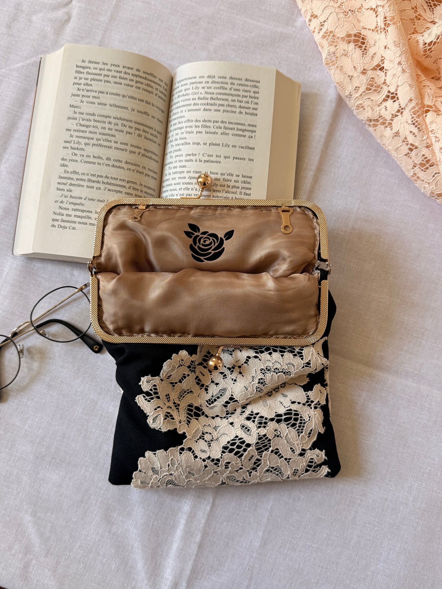 Pochette à livre - La Dame rebelle