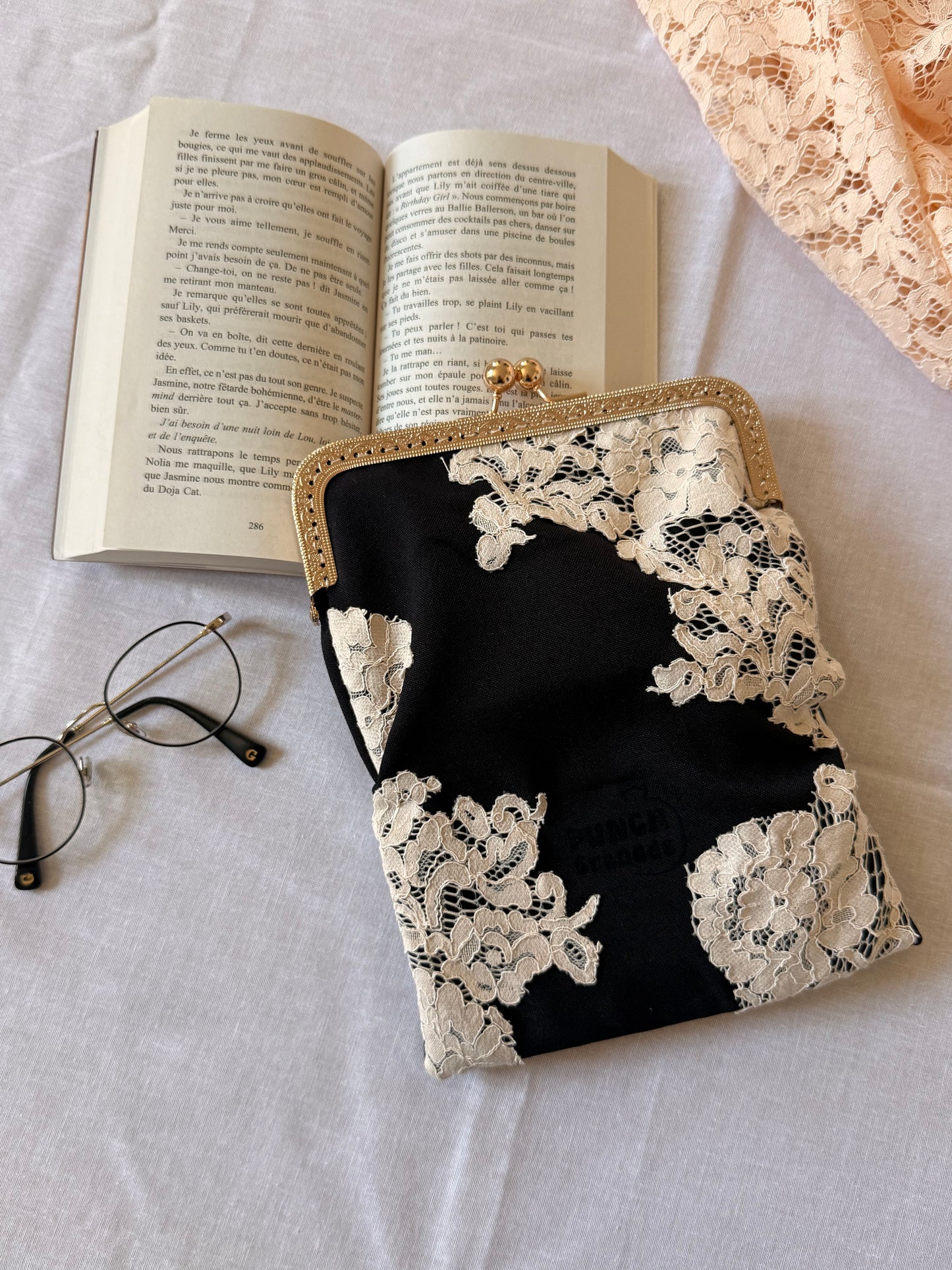 Pochette à livre - La Dame rebelle