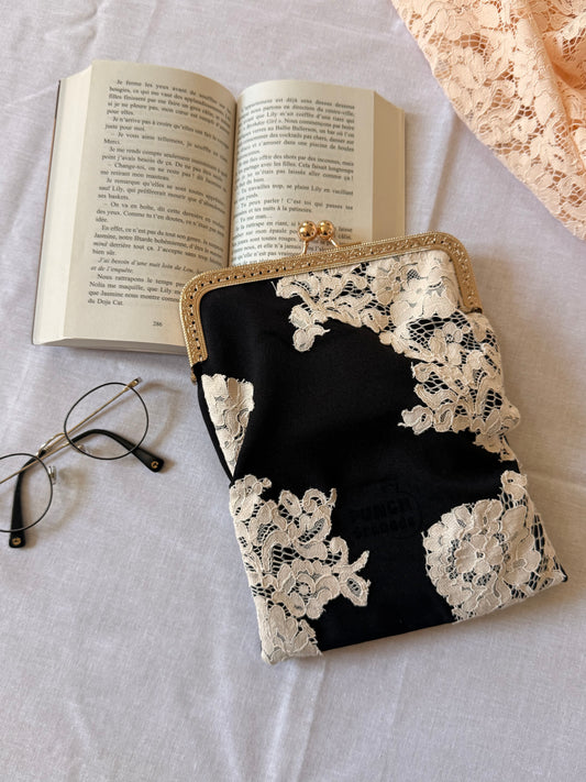 Pochette à livre - La Dame rebelle